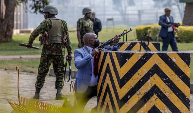 Kenya'da vergi artışlarını protesto eden eylemciler parlamentoyu bastı, en az beş kişi öldürüldü