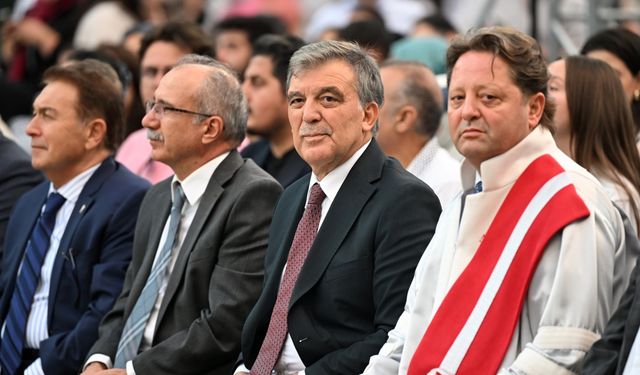 11. Cumhurbaşkanı Gül, Abdullah Gül Üniversitesinin mezuniyet törenine katıldı: