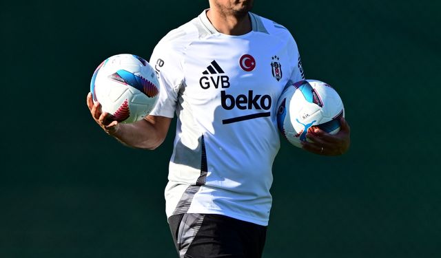 Beşiktaş yeni sezonu yeni teknik direktör Giovanni van Bronckhorst'la açtı