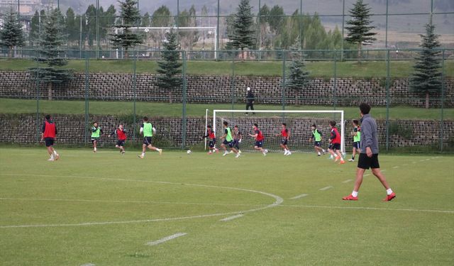 Futbolun ustaları Palandöken'de antrenörlüğe hazırlanıyor