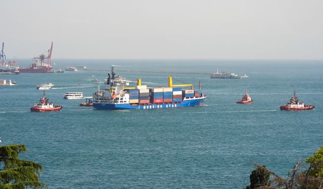 İstanbul Boğazı'nda gemi trafiği çift yönlü geçici olarak askıya alındı