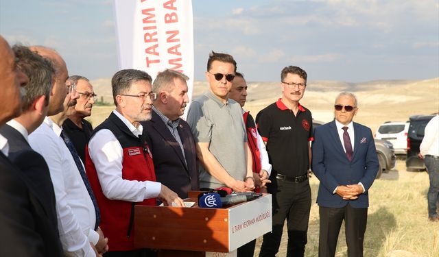 Tarım ve Orman Bakanı Yumaklı, Eskişehir'de arpa hasadında konuştu: