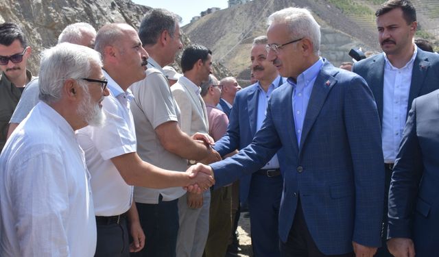 Ulaştırma ve Altyapı Bakanı Uraloğlu, Yusufeli Merkez Viyadüğü açılış töreninde konuştu: