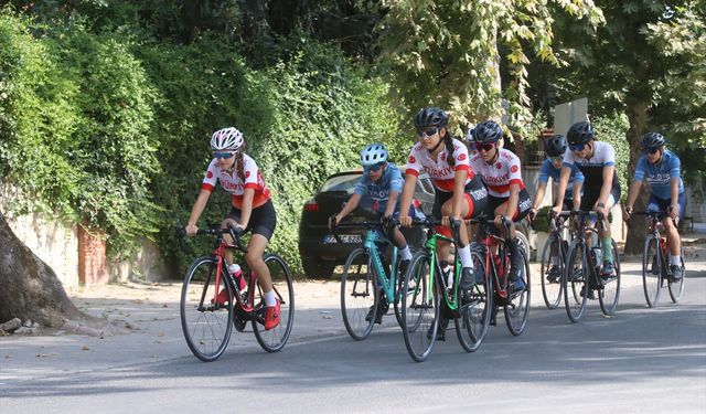 Yetenek taramasında seçilerek milli takıma yükselen bisikletçi milli sporcular, madalyaya doymuyor