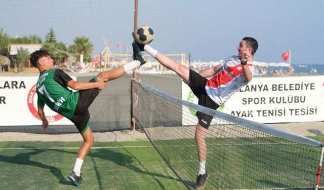 Alanya'da ayak tenisinde 20 takım kıyasıya yarıştı