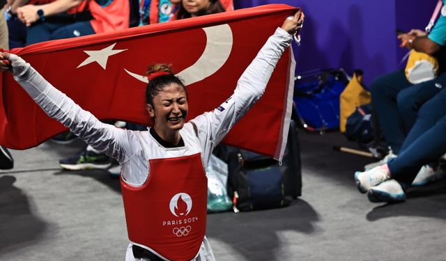 Bakan Bak, olimpiyat 3'üncüsü Nafia Kuş Aydın'ı kutladı