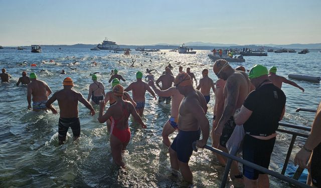 Çanakkale Boğazı'ndaki yarışta 1300 yüzücü Avrupa'dan Asya'ya kulaç attı