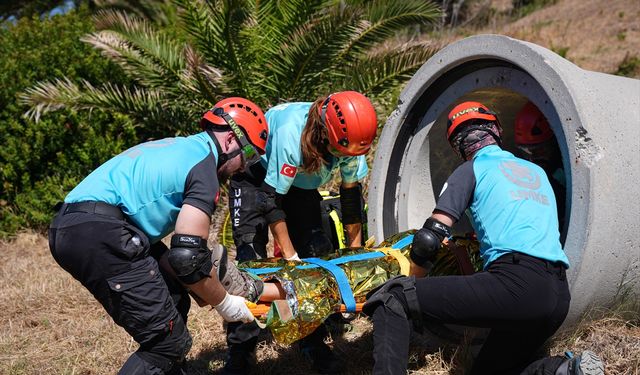 İzmir'deki UMKE tatbikatında göçük altında kalan bir kadın kurtarıldı