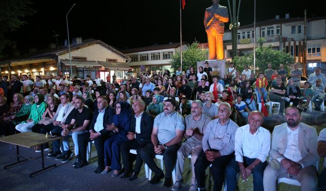 Milli boksör Hatice Akbaş'ın final maçını ailesi ve hemşehrileri dev ekrandan izledi