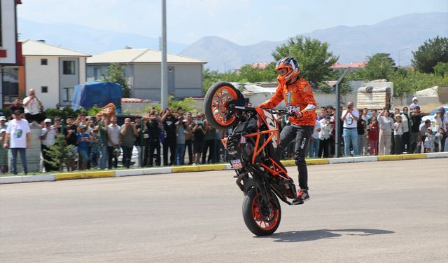 Akrobasi sporcusu Polat'tan gençlere "motosikleti ekipmanlı ve eğitimli kullanın" tavsiyesi