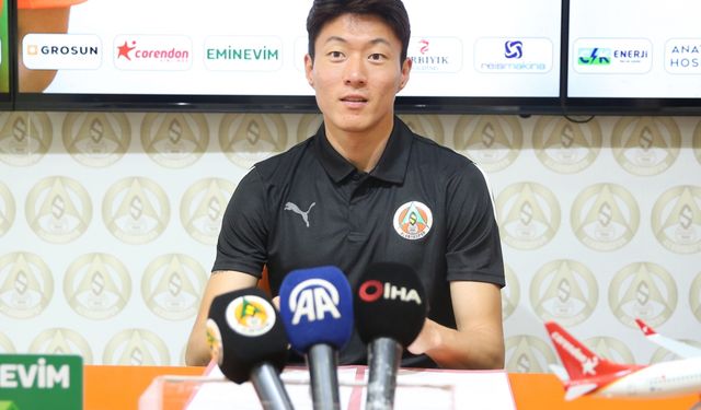 Alanyaspor yeni transferi Ui-jo Hwang için imza töreni düzenledi