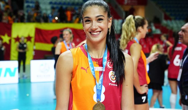 Galatasaray Daikin Kadın Voleybol Takımı'na Balkan Kupası takdim edildi