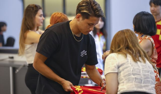 Göztepe'nin Japon futbolcusu Kuryu Matsuki, yurttaşlarıyla bir araya geldi