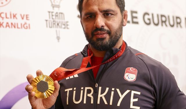 Paralimpik Oyunları'nda "tarih yazan" sporcular Türkiye'ye döndü