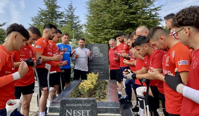 Ampute Milli Futbol Takımı, Neşet Ertaş'ın kabrini ziyaret etti