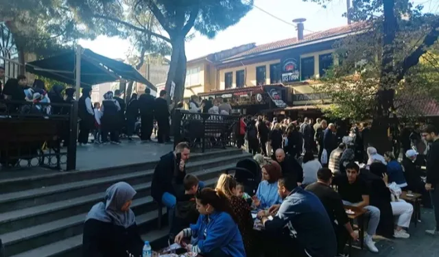 Bursa’da tahinli pide kuyruğu! Yemek için dakikalarca bekliyorlar