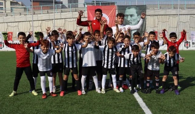 Minik futbolcular İzmit Belediyesi Cumhuriyet Bayramı Futbol Şöleninde doyasıya eğlendi 