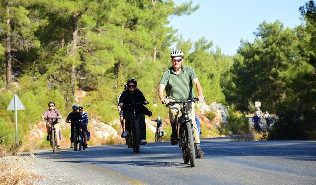 Bodrum'a kruvaziyerle gelen turistler, doğal güzelliklere pedal çevirerek ulaşıyor