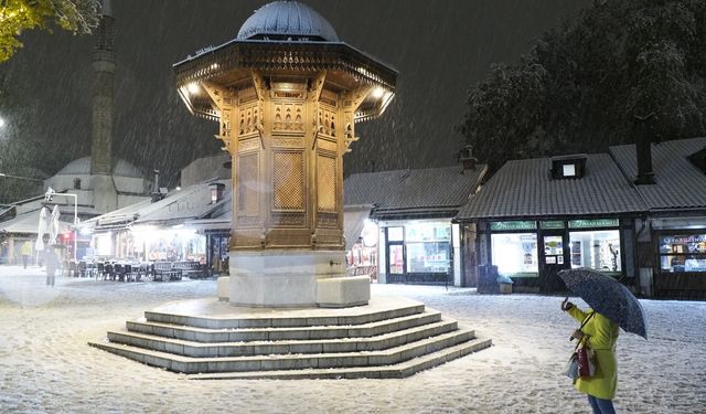 Bosna Hersek'in başkenti Saraybosna'da kar etkili oldu