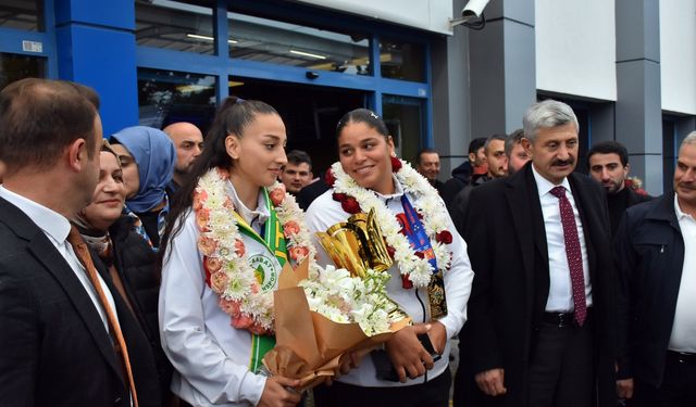 Dünya Gençler Boks Şampiyonası'ndan madalyayla dönen Havvanur ve Dilara, coşkuyla karşılandı