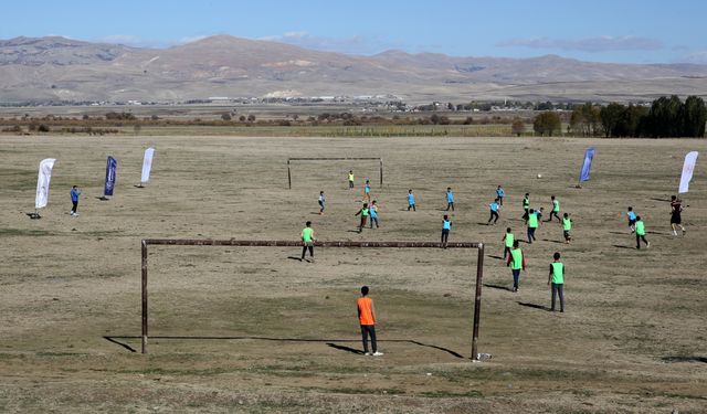 "Gazozuna maç" organizasyonlarıyla çocukları spora yönlendiriyorlar