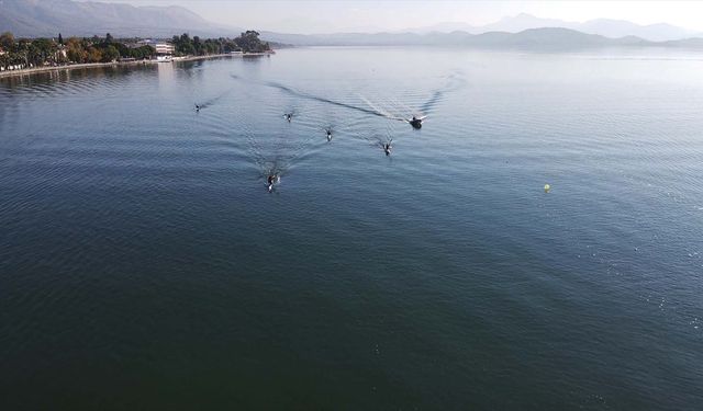 Kano Milli Takımı her gün 40 kilometre kürek çekerek şampiyonalara hazırlanıyor