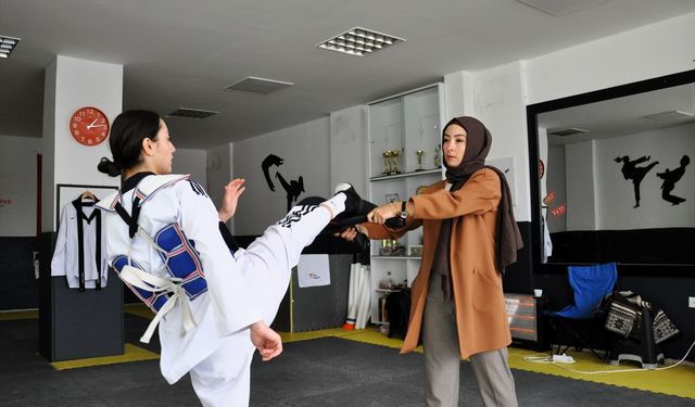 Tekvando ustası, Eskişehir'de geleceğin yıldızlarını spora kazandırıyor