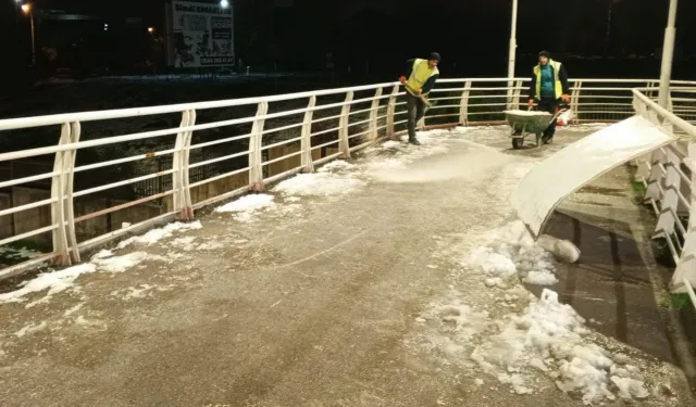 Kocaeli'nde üst geçitlere buzlanma müdahalesi