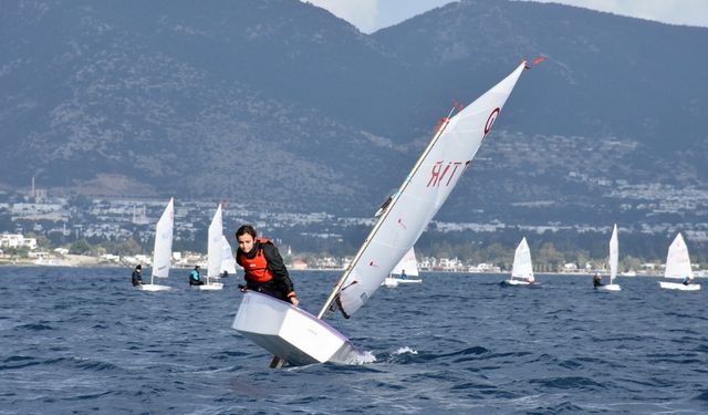 Bodrum'da ablasının anısına düzenlenen yelken yarışlarında birincilik elde etti