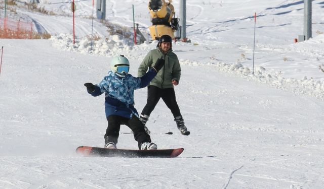 İç Anadolu'nun zirvesi Erciyes'te pistler kayakseverlerle doldu