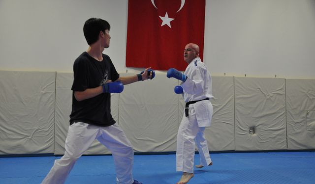 Karate tutkunu bankacı, veteranlarda kazandığı madalyalarla spor kariyerini sürdürüyor