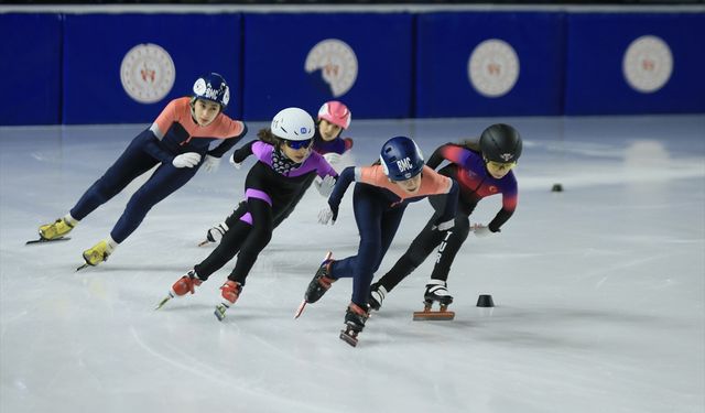 Milli buz patenciler, olimpiyat kotası için piste çıkacak