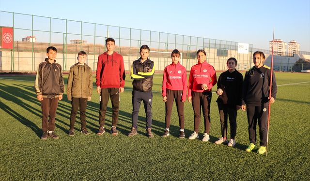 Atletizmde geleceğin şampiyon sporcularını yetiştirmek için ter döküyor