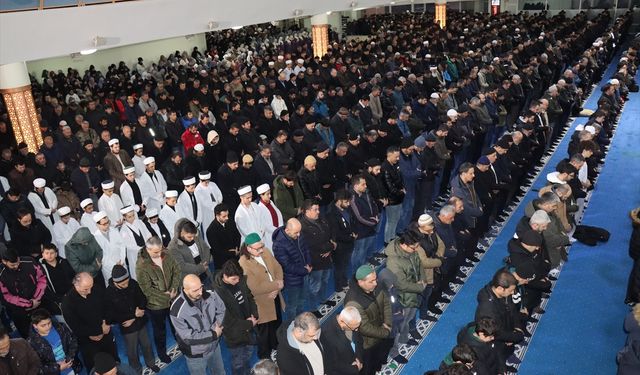 Erzincan’da sabah namazında buluşan vatandaşlar Gazze için yürüdü