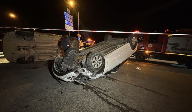 Kocaeli'de hafif ticari araç ile otomobilin çarpıştığı kazada 4 kişi yaralandı