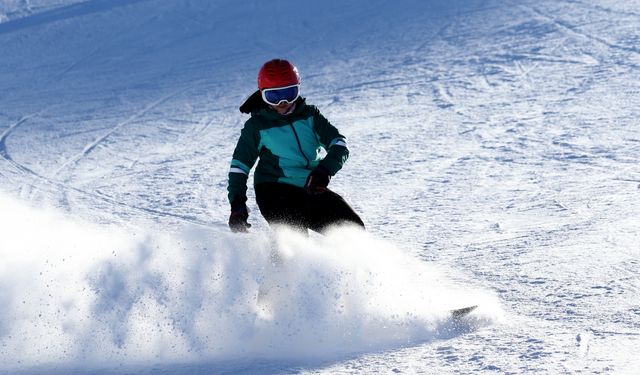 Snowboard tutkunu arkadaşlar, Palandöken'de zirveye çıkmak istiyor