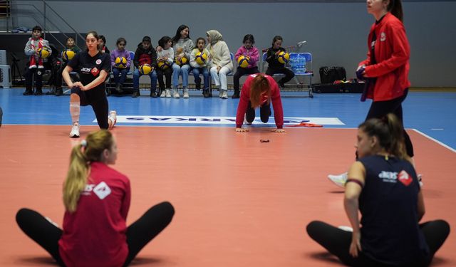 "Soğan torbalarından voleybol filesi yapan çocuklar" İzmir'de Aras Kargo'nun idmanını izledi