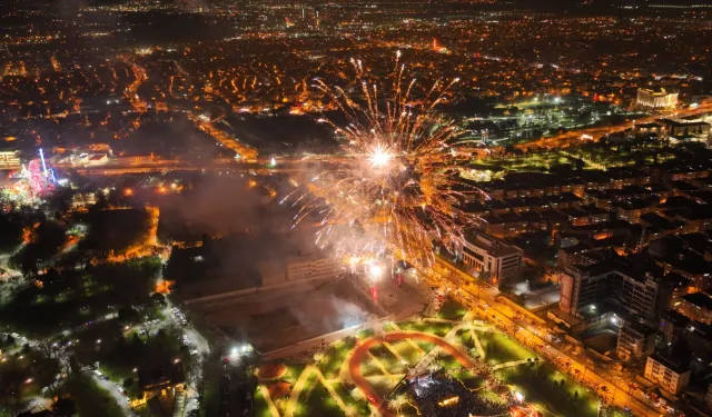 Bursa'da coşku Yeni Yıl Meydanı’na taştı