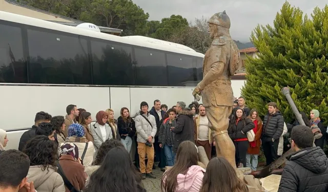 Gençler İzmir'i keşfediyor