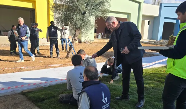 İzmir Güzelbahçe'de saha çalışanlarına baklavalı teşekkür