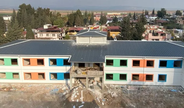 Kocaeli, elini Hatay'dan çekmedi... Hatay’daki okulun kabası bitti, ince işçiliği başladı