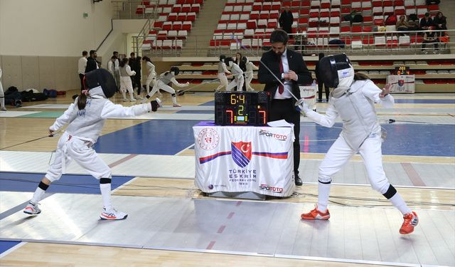 Eskişehir'de Okul Sporları Eskrim Türkiye Şampiyonası başladı