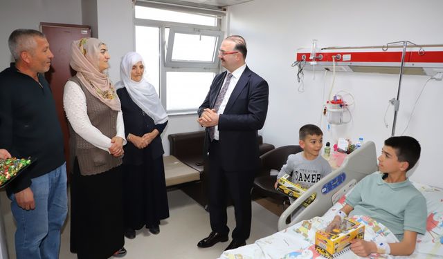 Atatürk Üniversitesi Rektörü Hacımüftüoğlu, bayramda hasta çocukları ziyaret etti
