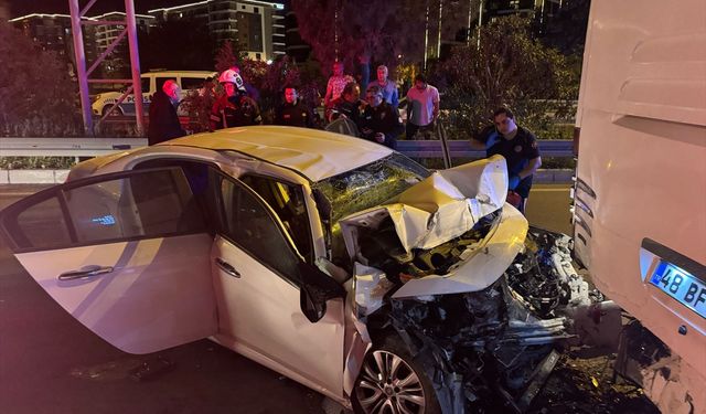 Aydın'da tur otobüsüne çarpan otomobildeki 1 kişi öldü, 2 kişi yaralandı