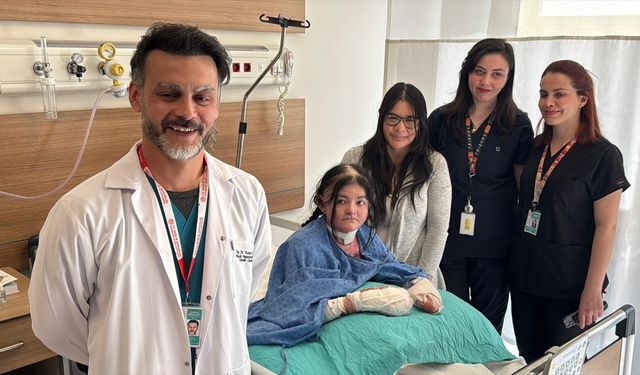 Parmakları bitişik ABD'li genç kız, şifayı Eskişehir Şehir Hastanesi'nde buldu