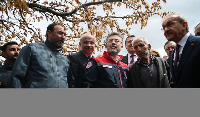 Tarım ve Orman Bakanı Yumaklı, Malatya'da zirai dona ilişkin açıklama yaptı: (1)