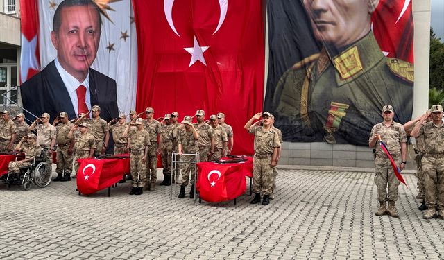 Hatay'da 14 engelli genç üniforma giyip bir günlüğüne asker oldu