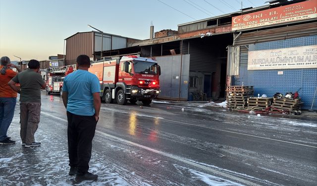İzmir'de geri dönüşüm tesisinde çıkan yangın söndürüldü