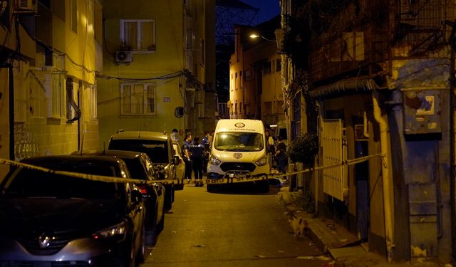 Fatih'te bir kişi otomobilde silahla vurularak öldürüldü