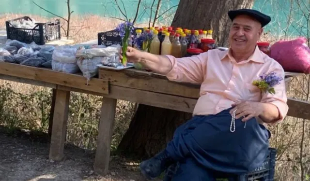 Harita Mühendisi Halil Gök, 20 yıldır cebinde çiçekle çevreyi güzelleştiriyor... 365 gün cebinde çiçek taşıyor